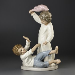Винтажная фарфоровая статуэтка Испания Lladro NAO Children Playing Мальчики Бой подушками