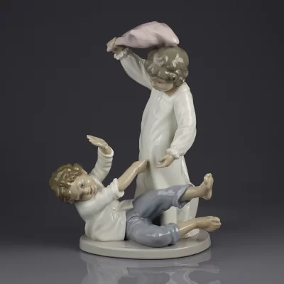 Винтажная фарфоровая статуэтка Мальчики Бой подушками Lladro NAO Children Playing