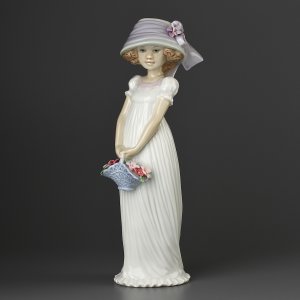 Винтажная статуэтка Lladro 8022 "Little Lady" Маленькая леди с корзиной цветов