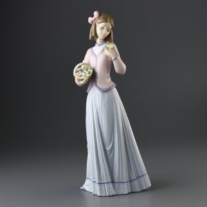 Винтажная статуэтка Lladro 7644 "Innocence in Bloom" Девушка с корзиной цветов