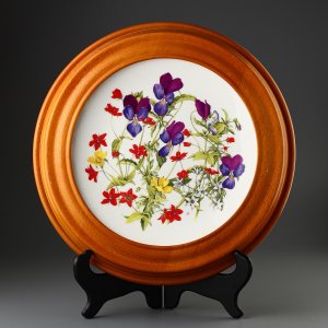 Винтажная декоративная тарелка в деревянной раме Royal Albert "Grassland Pansies" Анютины глазки