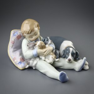 Винтажная фарфоровая статуэтка Испания Lladro 1535 Sweet Dreams Мальчик с щенками и собакой