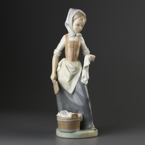 Винтажная фарфоровая статуэтка Испания NAO Lladro Little Laundress Маленькая прачка Девочка стирает