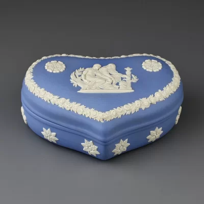 Винтажная английская шкатулка Веджвуд Wedgwood в форме сердца из голубого бисквитного фарфора