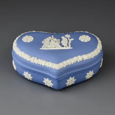 Винтажная шкатулка Веджвуд Wedgwood в форме сердца из голубого бисквитного фарфора