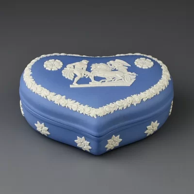 Винтажная английская шкатулка Веджвуд Wedgwood в форме сердца из голубого бисквитного фарфора Blue Jasper Ware