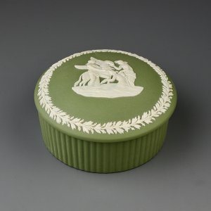 Винтажная английская шкатулка Веджвуд Wedgwood из зелёного бисквитного фарфора Green Jasperware