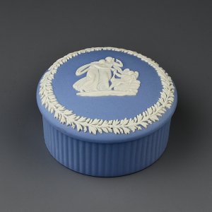 Винтажная шкатулка Веджвуд Wedgwood из голубого бисквитного фарфора Blue Jasperware