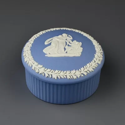 Винтажная шкатулка Веджвуд Wedgwood из голубого бисквитного фарфора Blue Jasperware