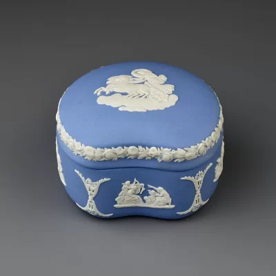 Винтажная английская шкатулка Веджвуд из голубого бисквитного фарфора Wedgwood Blue Jasperware