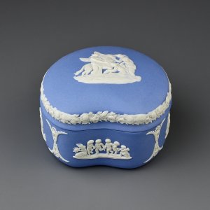 Винтажная английская шкатулка Веджвуд из голубого бисквитного фарфора Wedgwood Blue Jasperware Яшма