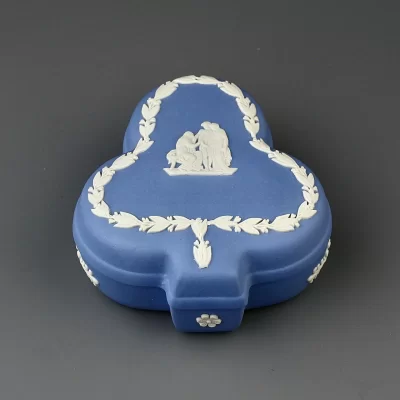 Винтажная шкатулка Веджвуд Wedgwood Трефы Голубой бисквит Blue Jasperware
