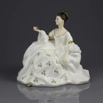 Винтажная фарфоровая статуэтка Англия Royal Doulton 2339 My Love Дама с розой на ладони