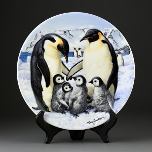Винтажная декоративная тарелка Royal Grafton "The Emperor Penguins" Императорские пингвины