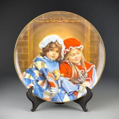Тарелка винтажная декоративная настенная Фарфор Дети у камина Reco Childhood Almanac Fireside Dreams