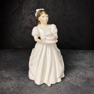 Винтажная фарфоровая статуэтка Англия Royal Doulton 3423 Birthday Girl Именинница Девочка с тортом