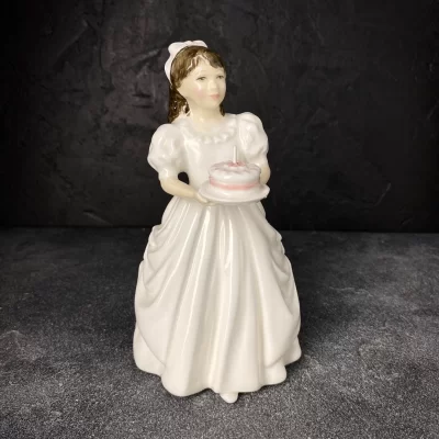 Винтажная фарфоровая статуэтка Девочка с тортом Англия Royal Doulton 3423 Birthday Girl