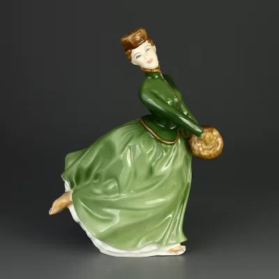 Винтажная фарфоровая статуэтка Девушка на коньках Англия Royal Doulton 2318 Grace