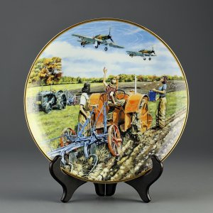 Винтажная декоративная тарелка Danbury Mint "Heroes' Return" Возвращение героев / Военные самолёты над тракторами