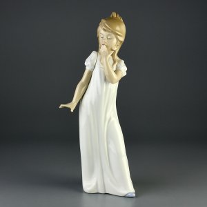 Винтажная статуэтка Lladro NAO "Girl Yawning" Зевающая девочка