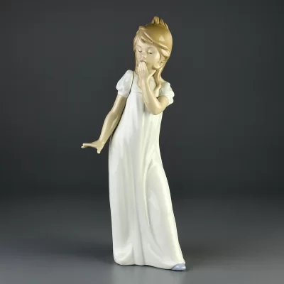 Винтажная фарфоровая статуэтка Девочка зевает Lladro NAO Girl Yawning