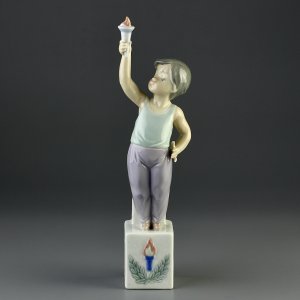 Винтажная фарфоровая статуэтка Испания Lladro 5870 Olympic Torch Олимпийский огонь Ребёнок на пьедестале с факелом