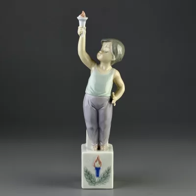 Винтажная фарфоровая статуэтка Испания Lladro 5870 Olympic Torch Олимпийский огонь Ребёнок на пьедестале с факелом