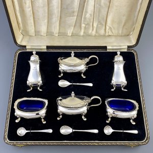Антикварный набор английских серебряных солонок, перечниц, горчичниц в аутентичном футляре William Suckling 1940-1952 год