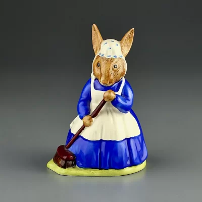 Винтажная статуэтка Крольчиха с метлой Mrs Bunnykins Clean Sweep Royal Doulton