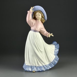 Винтажная фарфоровая статуэтка Девочка в шляпке Испания Lladro NAO 1391 Caught in the Breeze