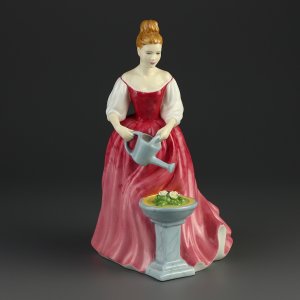 Винтажная фарфоровая статуэтка Девушка с лейкой Royal Doulton 4928 Alexandra Pretty Ladies