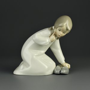 Винтажная фарфоровая статуэтка Девочка с тапками Испания Lladro 4523 Little Girl With Slippers