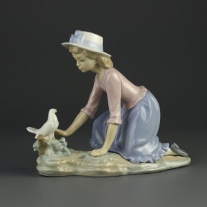 Винтажная фарфоровая статуэтка Девушка в шляпке с голубем Испания Lladro NAO Caressing the Dove