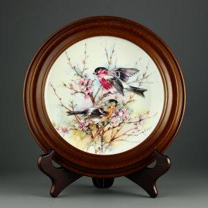 Тарелка винтажная декоративная настенная в деревянной раме Англия Фарфор Птицы Снегири Claymore Ceramics Bullfinches