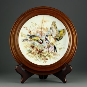 Тарелка винтажная декоративная настенная в деревянной раме Фарфор Англия Птицы Щеглы Goldfinches