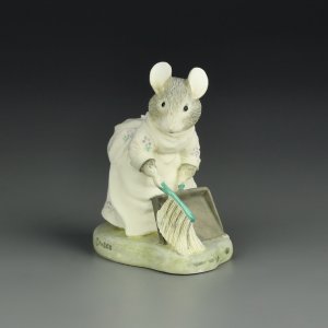 Винтажная статуэтка Мышь подметает Англия Beatrix Potter Hunca Munca Sweeping