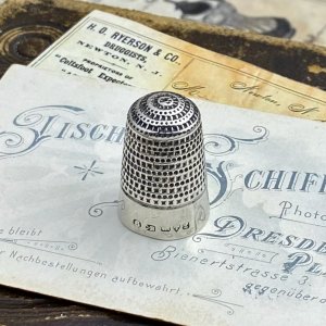 Антикварный английский серебряный напёрсток Charles Horner 1911 год