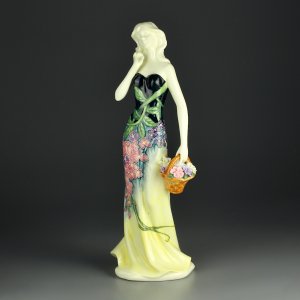 Винтажная фарфоровая статуэтка Девушка с корзинкой цветов Англия Old Tupton