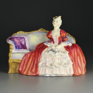 Винтажная фарфоровая статуэтка Дама на софе с маской Англия Royal Doulton 1997 Belle O’The Ball