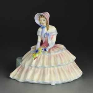 Винтажная фарфоровая статуэтка Дама с цветами Англия Royal Doulton 1731 Daydreams