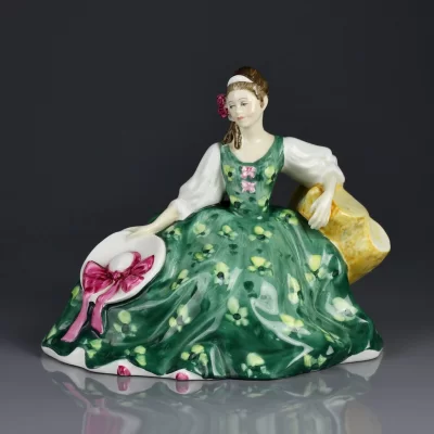 Винтажная фарфоровая статуэтка Дама в зелёном платье со шляпкой Англия Royal Doulton 2474 Elyse