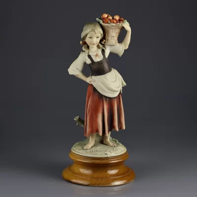 Винтажная фарфоровая статуэтка Capodimonte Девочка с яблоками Giuseppe Armani Джузеппе Армани