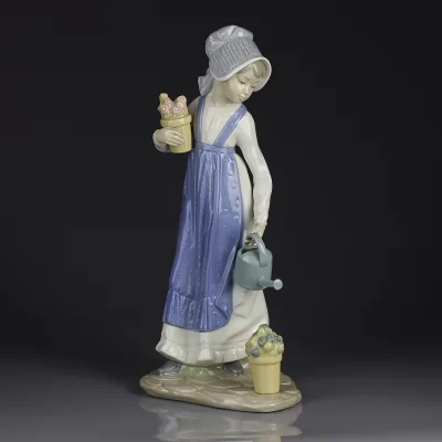 Винтажная фарфоровая статуэтка Девочка с лейкой Lladro NAO Girl with Watering Can